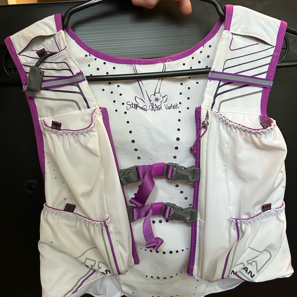 Nathan VaporHowe 4L Women’s Running Hydration Vest – White/Purple, Small
